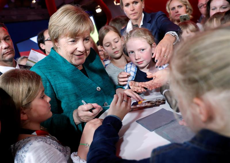 Alemania: Angela Merkel mantiene amplia ventaja en los sondeos a una semana de las elecciones