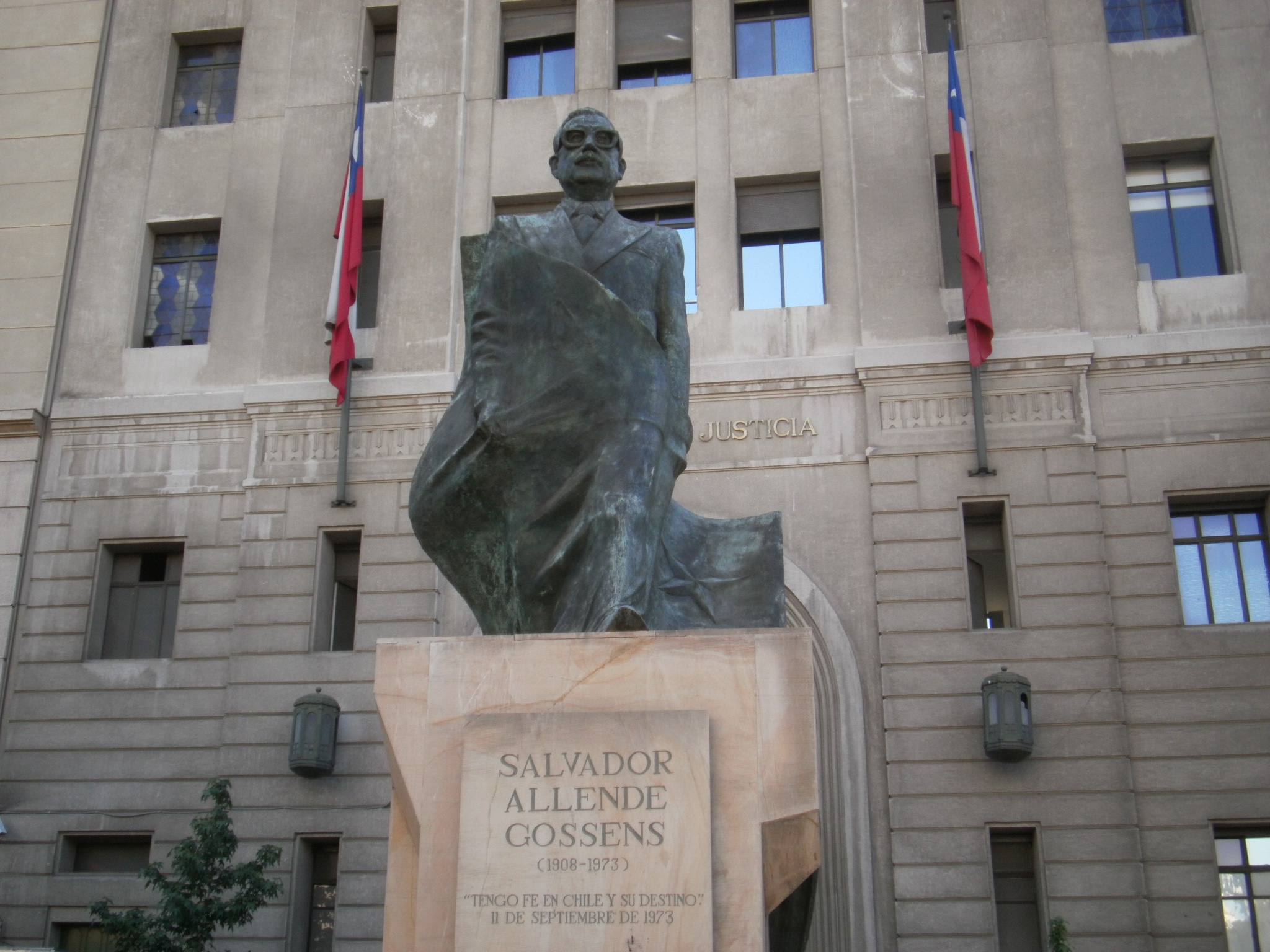 Kast no es el único: Petición en Change.org busca sacar estatua de Allende