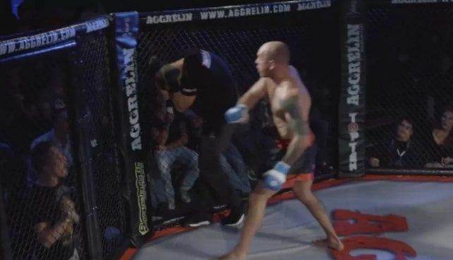 VIDEO: Luchador de artes marciales mixtas se enfurece por derrota y ataca a un árbitro