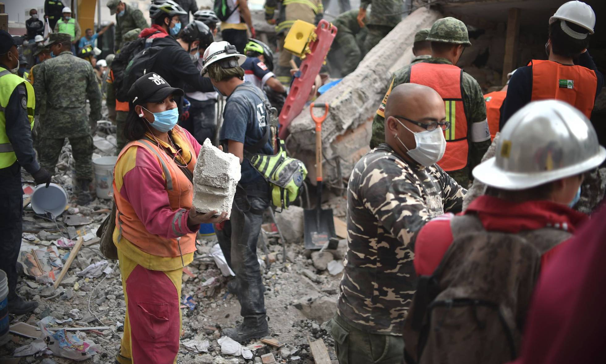 Cifra de muertos por terremoto en México llega a 318