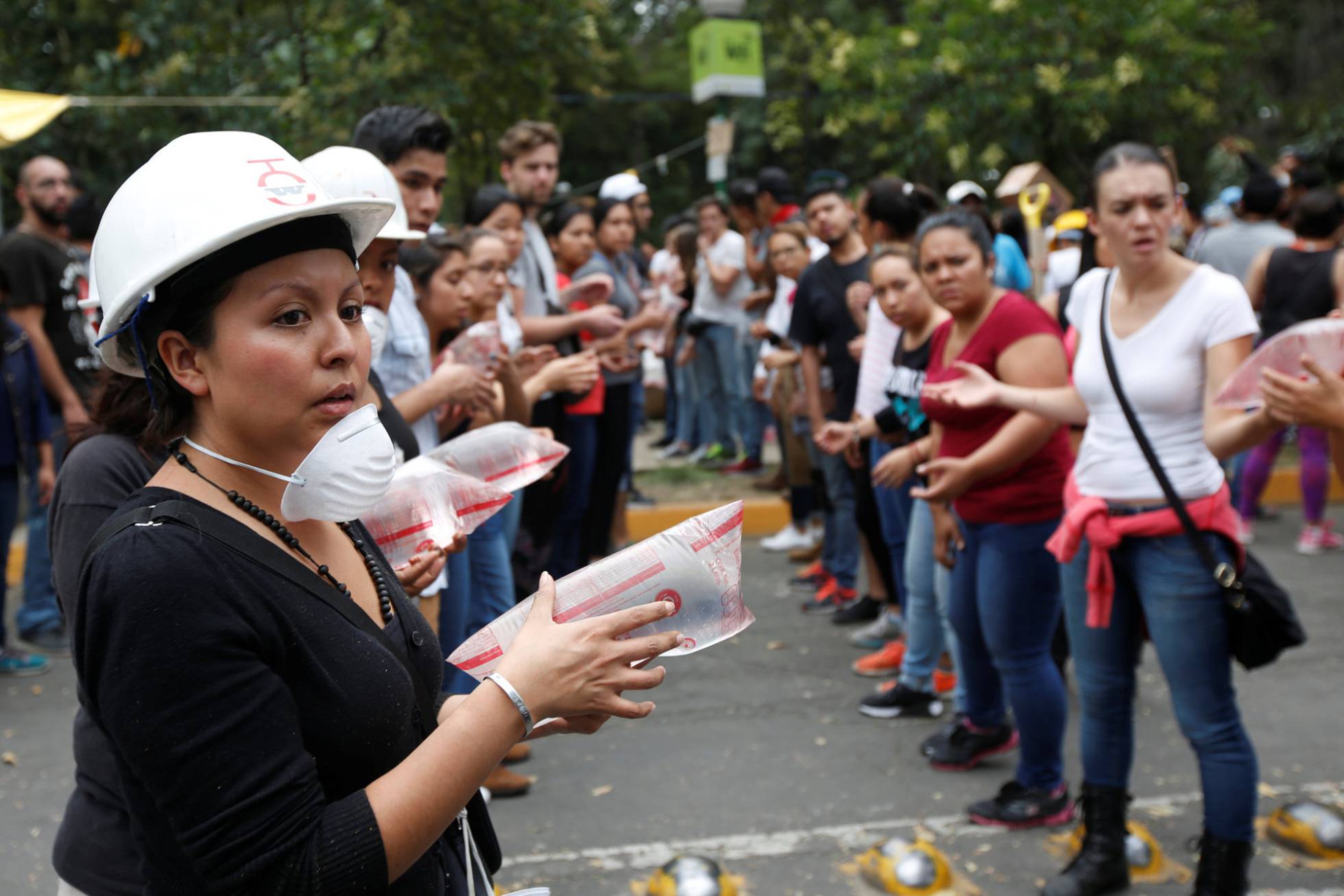 México: Una marea de ciudadanos ayuda sin tregua a los damnificados del terremoto
