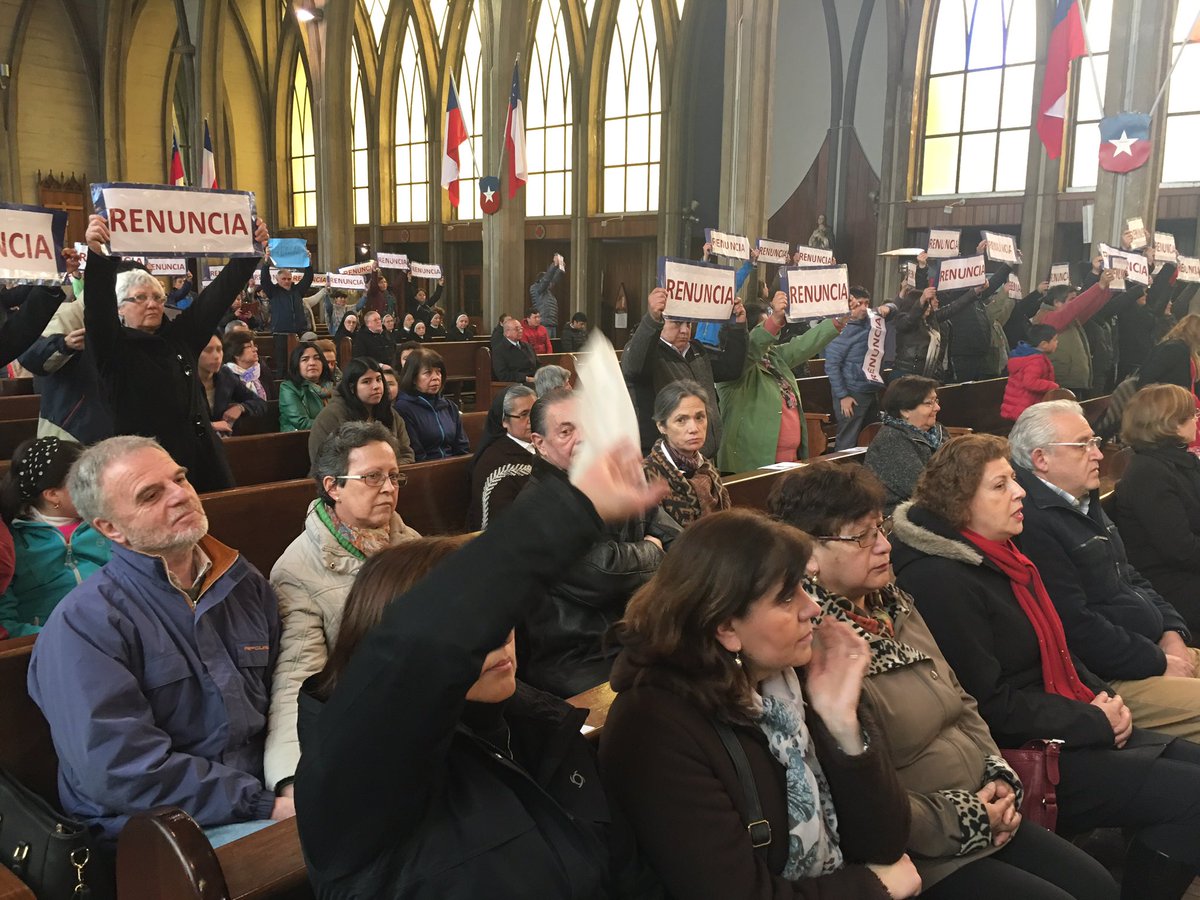 «¿Qué es más grave: Levantar carteles en un templo o profanar menores de edad?»: El emplazamiento que incomoda a la Conferencia Episcopal