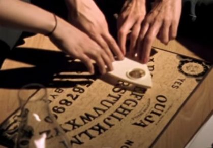 La curiosa historia de la Ouija¿Cómo se convirtió de un juego para niños a un instrumento diabólico?