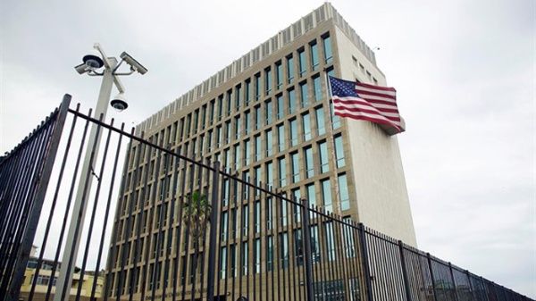 EE.UU. reduce a la mitad el personal de su embajada en Cuba y suspende emisión de visas
