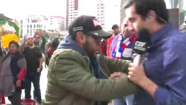 (VIDEO) Hincha boliviano golpea a periodista chileno y se gana el repudio en internet