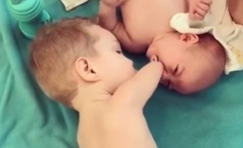 Tierno video de un niño sin brazos que consuela a su hermanito