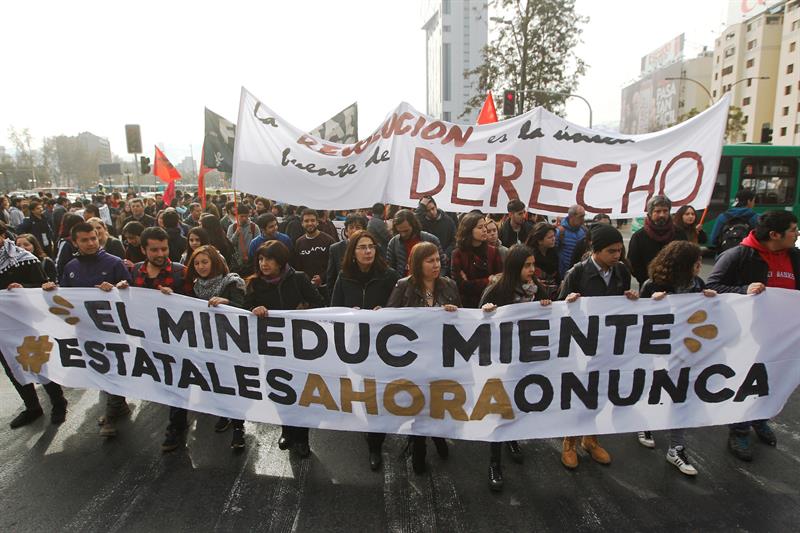 Fotos: Miles de estudiantes protestan contra el proyecto de universidades estatales del Gobierno