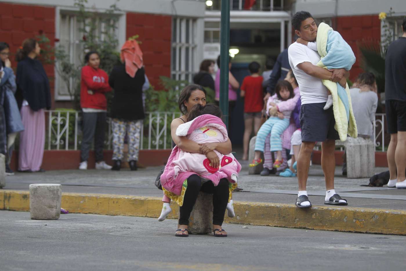 Habitantes de Ciudad de México siguen en las calles tras perder sus casas en el terremoto