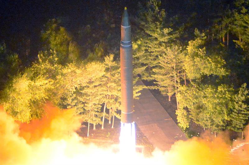 Corea del Sur reporta un nuevo lanzamiento de misil norcoreano que habría sobrevolado el norte de Japón