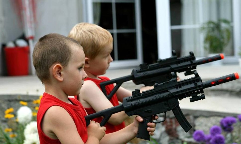 Estudio vincula a las películas violentas con el gusto por las armas en los niños
