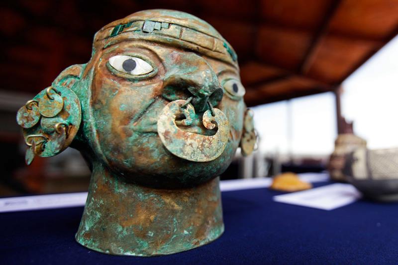 Chile devuelve a Perú piezas patrimoniales que incluyen fósiles y cerámicas precolombinas