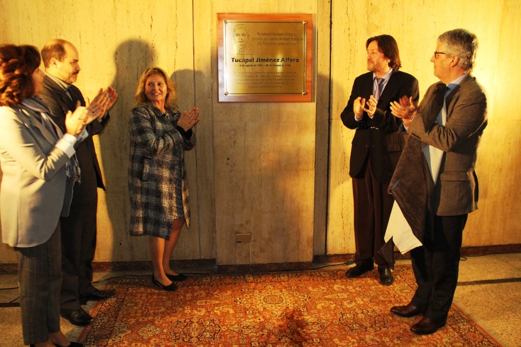 Inauguran placa en recuerdo de Tucapel Jiménez en el Ministerio de Hacienda