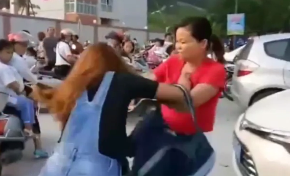 (Video) Dos madres pelean a puñetazos en las puertas de una escuela el primer día de clases
