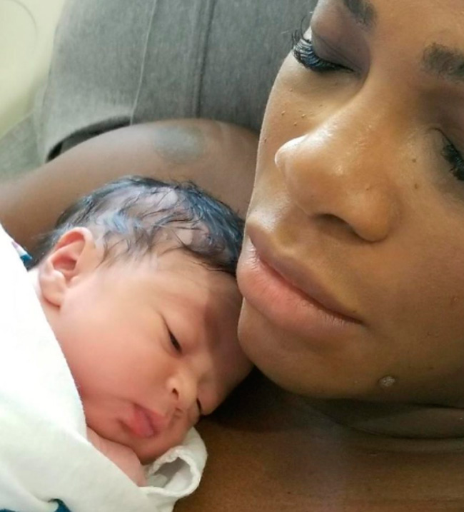 Serena Williams muestra el angelical rostro de su bebé