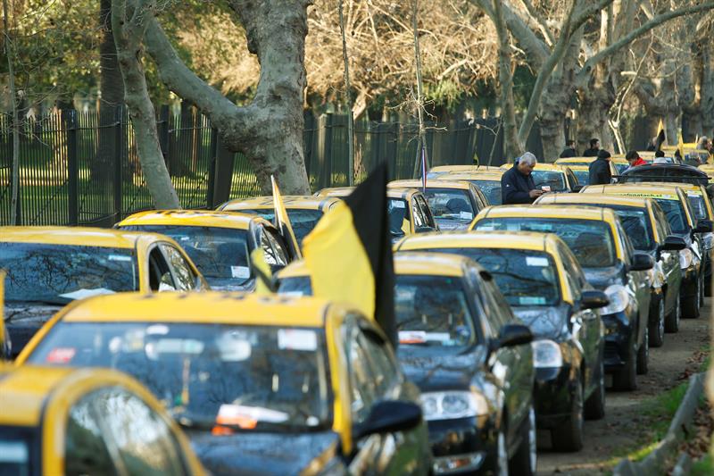 Taxi Driver a la chilena: Chofer intenta atropellar a Seremi de Transporte y fracasa