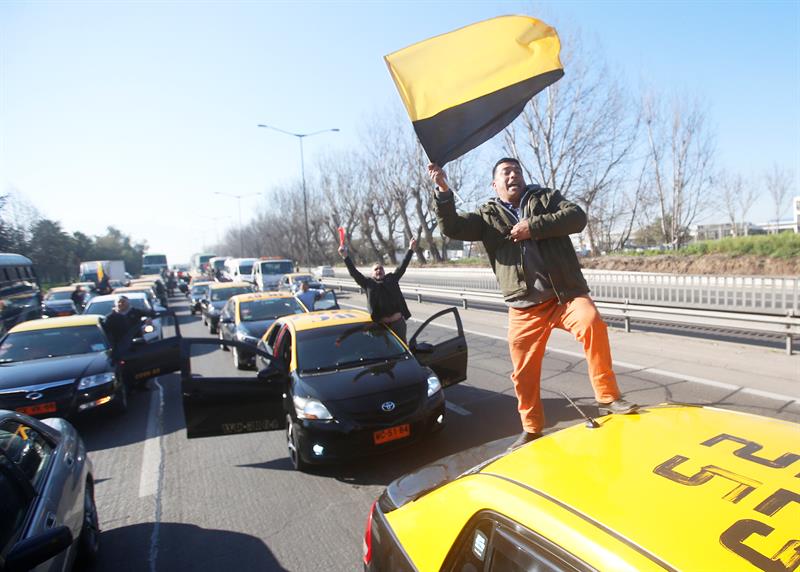 Santiago: Organizadores del paro de taxistas podrían ser imputados por «homicidio culposo»