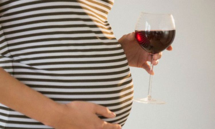 Escasa evidencia de que una copa de vino ocasional sea perjudicial en el embarazo, dice un estudio británico
