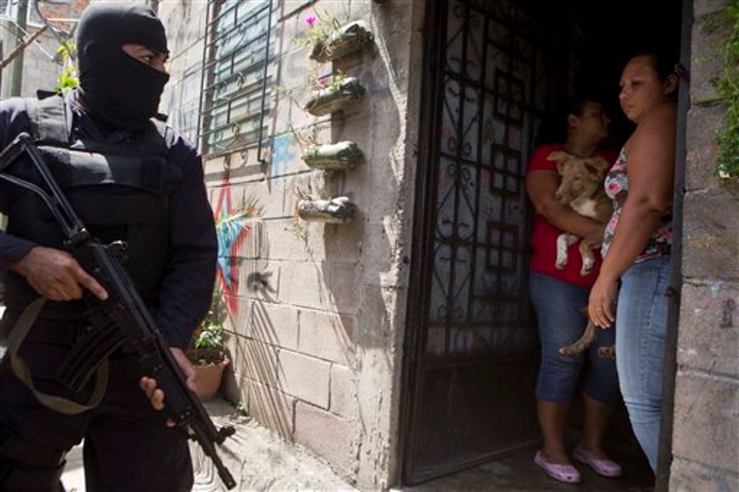 El Salvador: Defensor de DDHH denuncia que policías mantienen varias «cárceles clandestinas»