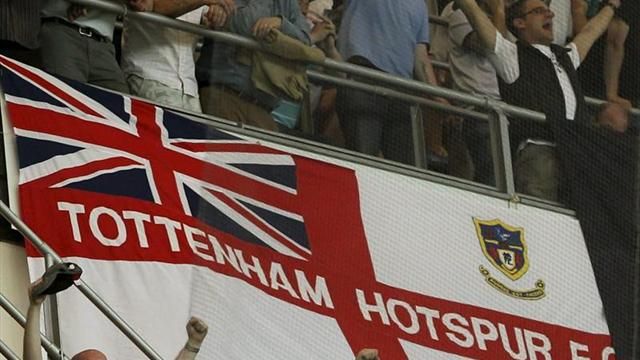 VIDEO: Tottenham suspende de por vida a dos aficionados que lanzaron orina a la afición rival