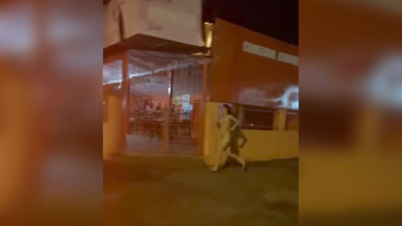Esta mujer corrió desnuda por las calles persiguiendo a su novio que le robó el celular (Video)
