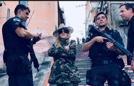 Madonna visita las peligrosas favelas de Río de Janeiro