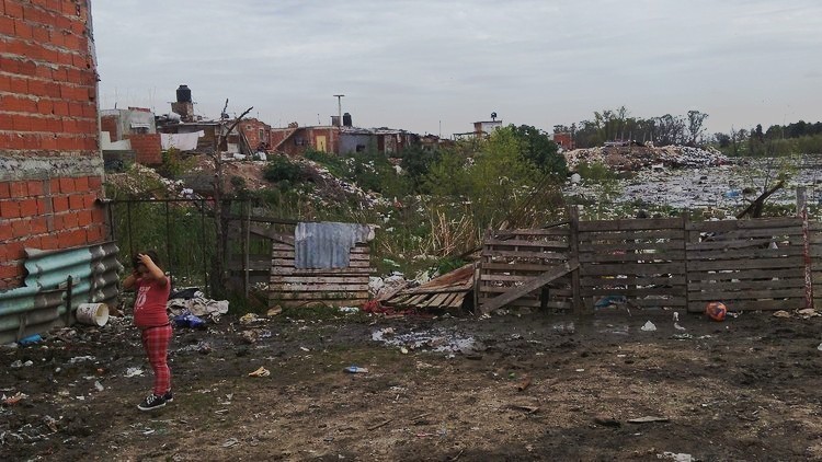 La inhumana forma de vida en un barrio argentino montado sobre la basura