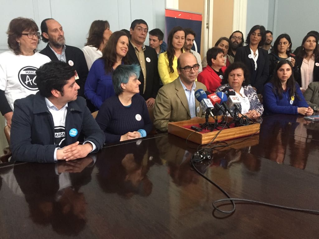 Fernando Atria llamó a votar por los candidatos que apoyen una nueva Constitución