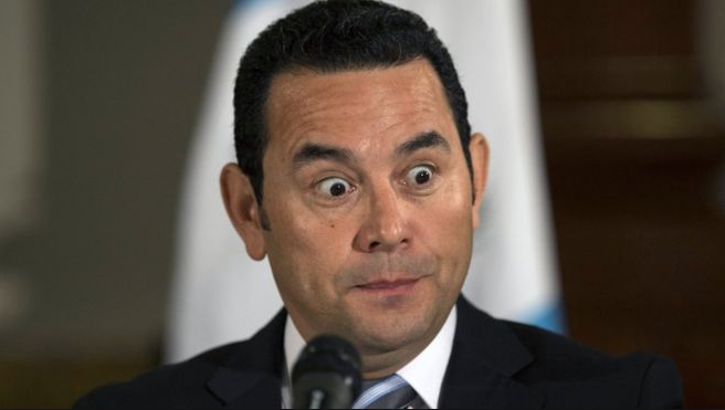 Presidente de Guatemala acepta error al no publicar que Ejército le daba bono