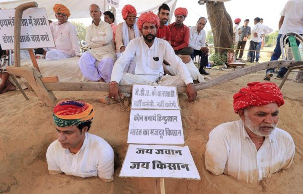 Granjeros indios se entierran hasta el cuello para no perder sus tierras