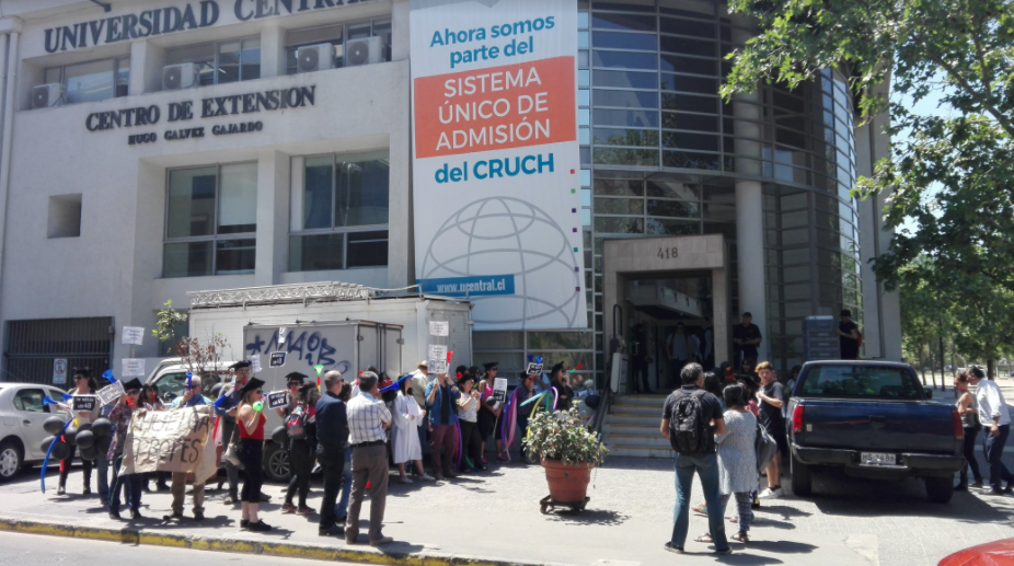 Académicos de la U. Central inician huelga: demandan nivelación salarial