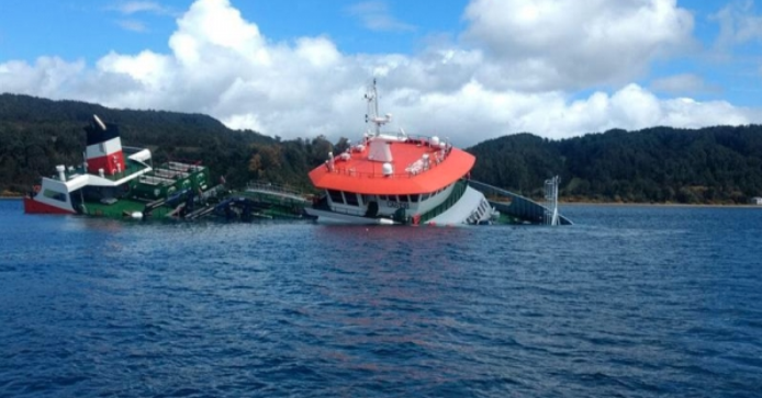 Superintendencia del Medio Ambiente ordena a Salmones Camanchaca presentar plan para contener contenido tóxico de barco hundido en Chonchi