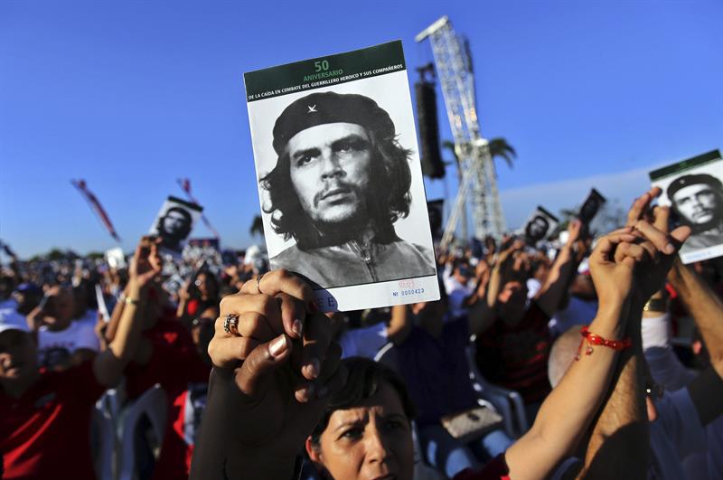 Cuba rinde multitudinario homenaje al Che Guevara en el aniversario 50 de su muerte