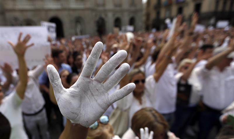 España: Miles de personas se manifiestan por «unidad y diálogo» con Cataluña
