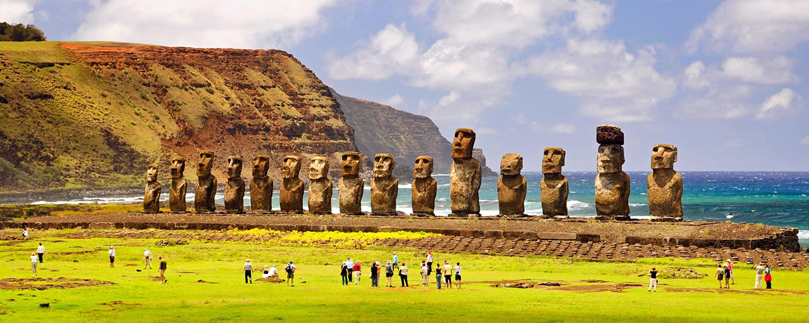 Isla de Pascua cerca de convertirse en primer territorio en regular habitabilidad: Permanencia de visitantes no podrá superar los 30 días