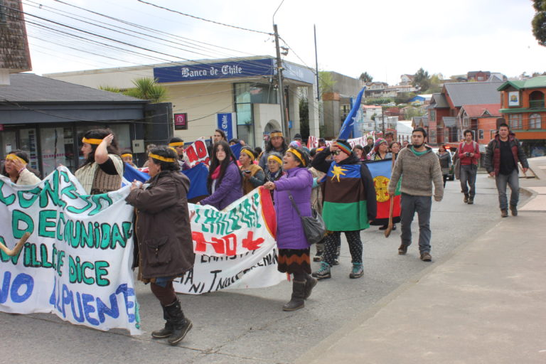 Chiloé: Comunidades huilliches marchan «por la vida y contra la ambición empresarial»
