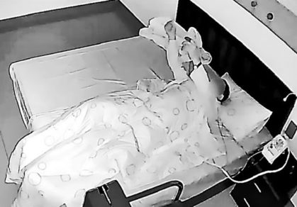 Esposa amenaza con divorciarse de su marido porque realiza insólitas acciones mientras duerme