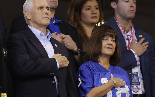 Vicepresidente de EEUU abandona partido de la NFL por protesta de jugadores durante el himno