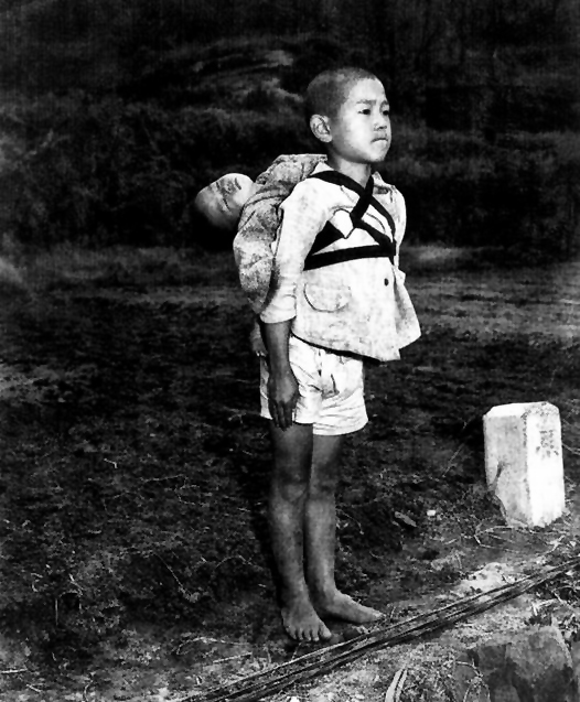 La verdadera historia detrás de la foto del niño japonés que carga a su hermano muerto en la espalda