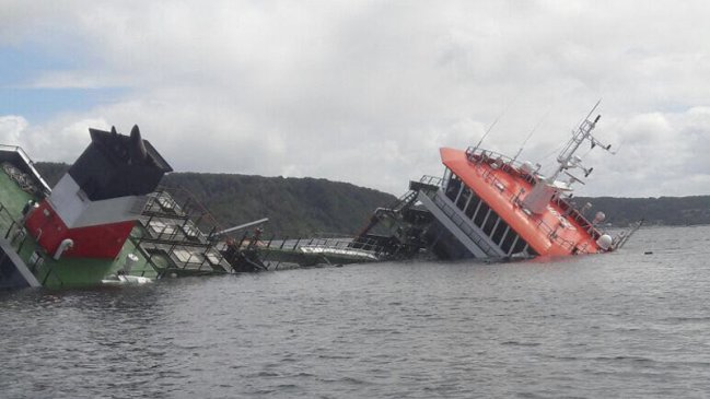Autoridades siguen sin poder retirar la carga del barco salmonero hundido en Chiloé