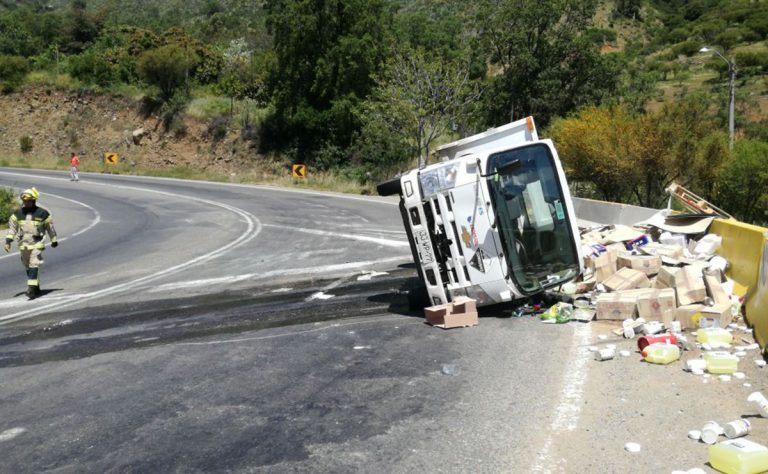 Alcaldesa de Olmué pide restringir el transporte de vehículos con carga peligrosa por cuesta La Dormida