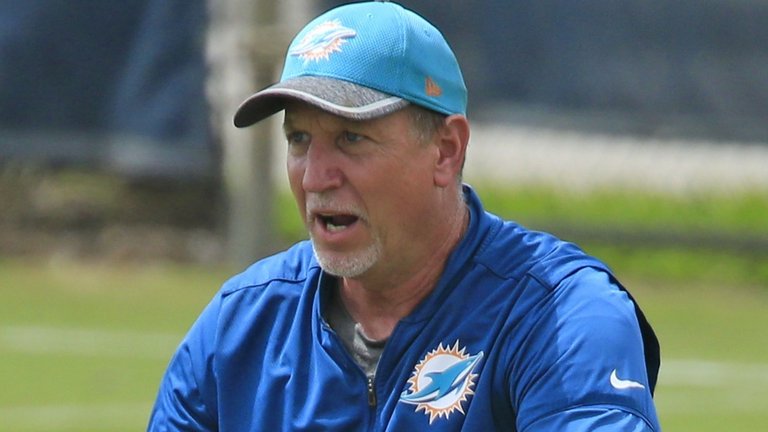 VIDEO: Un entrenador asistente de los Miami Dolphins dimite por un vídeo aspirando cocaína
