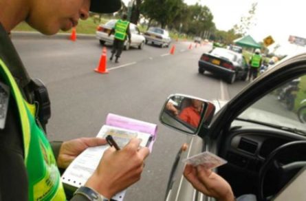 El furioso e ingenioso parte a un automovilista que estacionó en la vereda se vuelve viral en las redes sociales