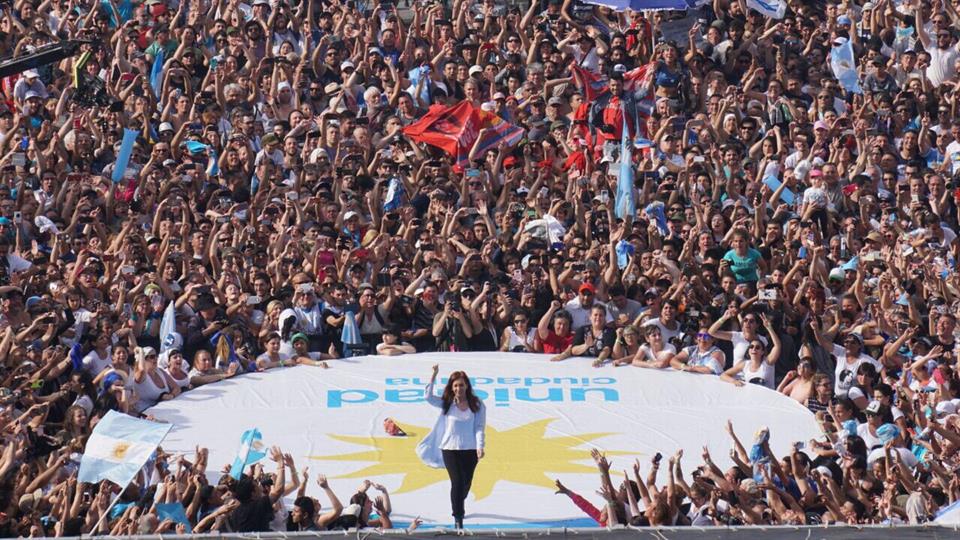 Argentina: Cristina Kirchner cierra su campaña criticando duramente a Macri