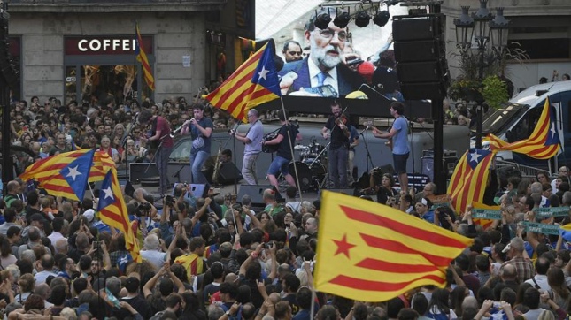 Catalanes celebran con euforia y alegría la llegada de la República