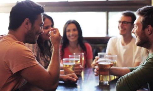 La ciencia lo respalda: el alcohol mejora tu nivel de inglés (u otras lenguas)