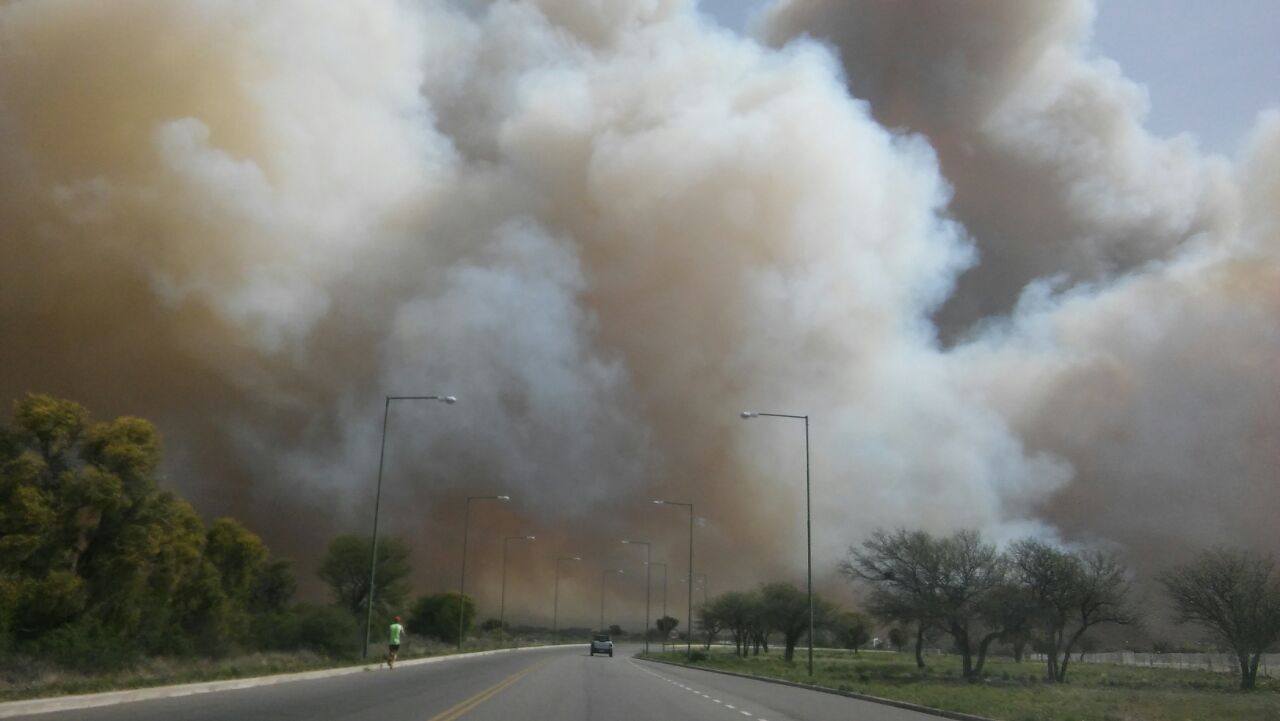 Gigantesco incendio obliga a la evacuación de varias familias en la provincia argentina de San Luis