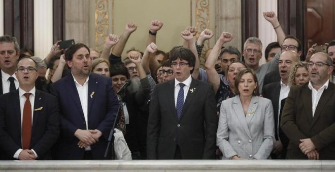 Cataluña: Puigdemont no acepta su destitución y pide a los catalanes una «oposición democrática» al Gobierno español