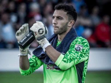 Arquero es expulsado en Inglaterra por orinar durante un partido