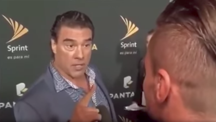 Insólito: un actor mexicano golpea a un reportero durante entrevista (VIDEO)