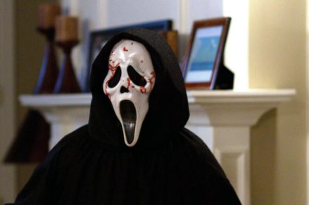 Horror en Halloween: hombres armados y con máscaras de Halloween abren fuego en una fiesta ilegal